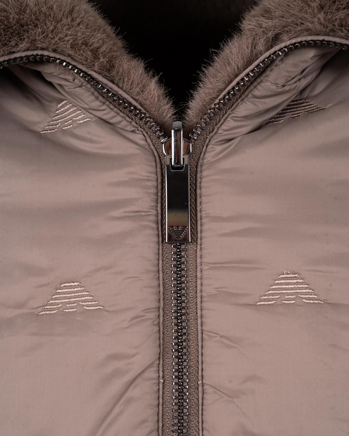 shop EMPORIO ARMANI  Caban: Emporio Armani blouson reversibile con cappuccio.
Reversibile.
Fur effect esterno.
Interno in nylon.
Logo eagle all over.
Chiusura con zip.
Coulisse in vita.
Tasche laterali.
Composizione: 100% poliestere; tessuto interno: 100% poliammide; ricamo: 100% poliestere; imbottitura: 100% poliestere.
Made in Romania.. EW001467 AF14618-U6125 number 1677708